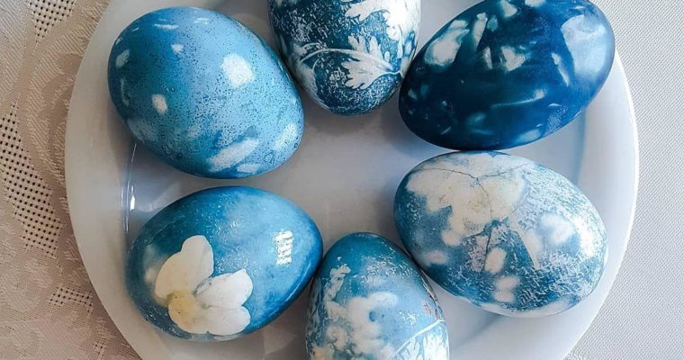 Небесно-голубые пасхальные яйца